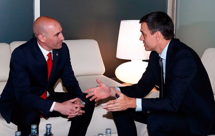 Archivo - El presidente de la RFEF, Luis Rubiales, charla con el presidente del Gobierno, Pedro Sánchez.