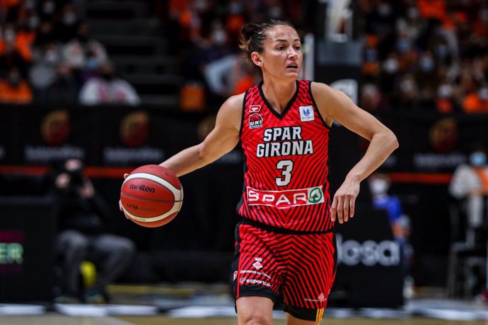 Archivo - during Laia Palau Altes of Spar Girona in action semifinal 1 of the Copa de la Reina 2022 in the match between Valencia Basket and Spar Girona at the Fuente San Luis La Fonteta pavilion in Valencia. March 26. 2022. Valencia, Spain