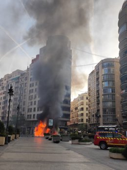 Imagen del vehículo en llamas en el centro de València