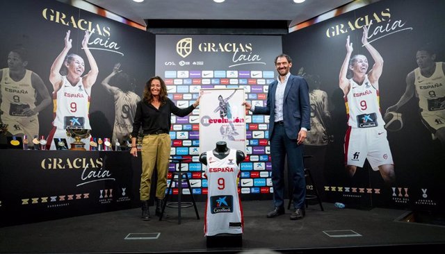 Archivo - El presidente de la FEB, Jorge Garbajosa junto a Laia Palau durante el anuncio de su retirada internacional con la selección española de baloncesto