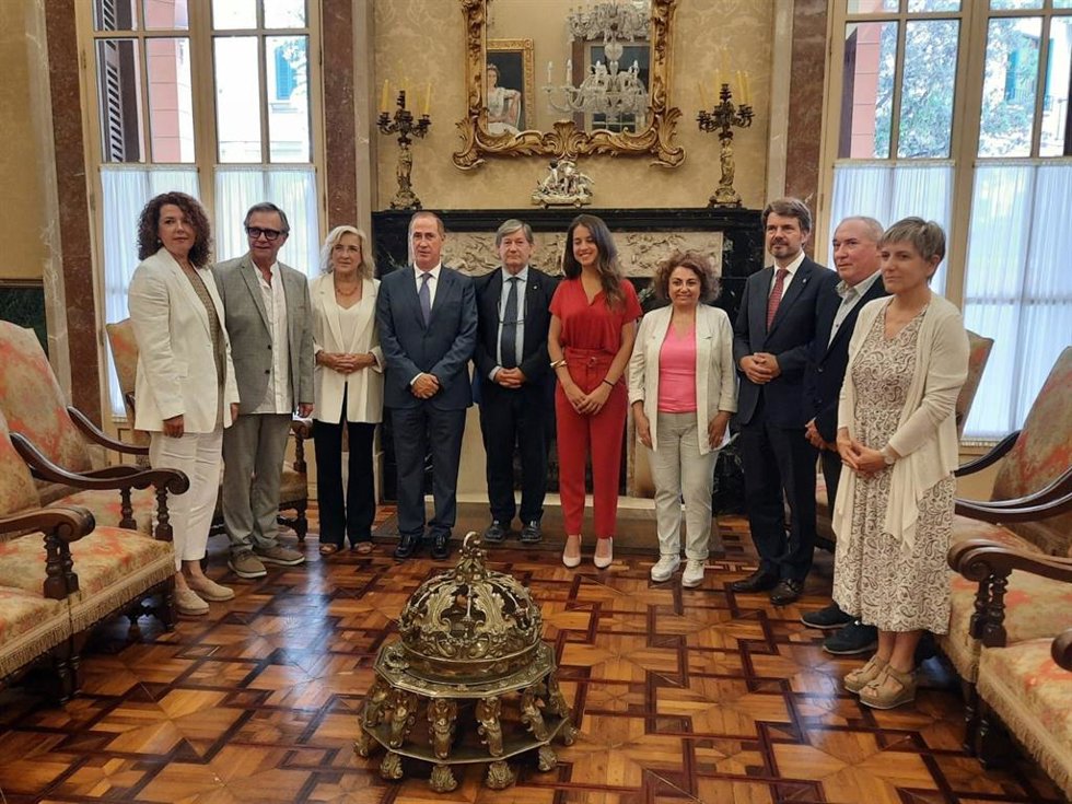 Los cuatro nuevos miembros del Consejo de Dirección de IB3 junto con el presidente del Parlament, Vicen Thoms, tras la toma de posesión.
