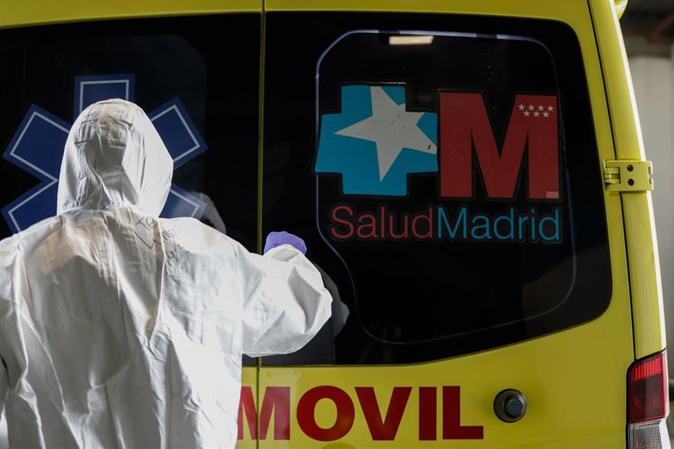 Archivo - Un sanitario cierra la puerta trasera de una unidad móvil del SUMMA en el hospital temporal de IFEMA antes de salir para trasladar a un paciente al Hospital Puerta de Hierro, durante un día de trabajo del Servicio de Urgencia Médica (SUMMA 112
