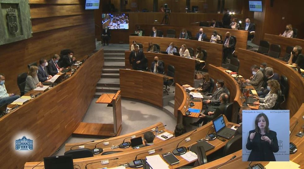 El presidente del Principado, Adrián Barbón, en el pleno de la JGPA.