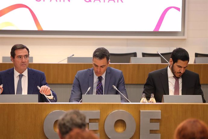 El presidente de la CEOE, Antonio Garamendi (i), y el presidente del Gobierno, Pedro Sánchez (c), presiden el acto inaugural del foro empresarial España-Catar, en la sede de la CEOE, a 18 de mayo de 2022, en Madrid (España). 