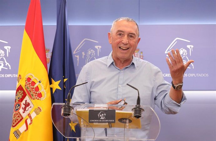 El portavoz de Compromís, Joan Baldoví, responde a los medios en una rueda de prensa previa a una Junta de Portavoces en el Congreso de los Diputados, a 17 de mayo de 2022, en Madrid (España). 