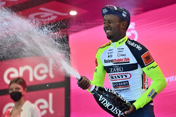 El ciclista eritreo Biniam Girmay, del Intermarche-Wanty-Gobert Materiaux celebrando en el podio su victoria de etapa en el Giro de Italia