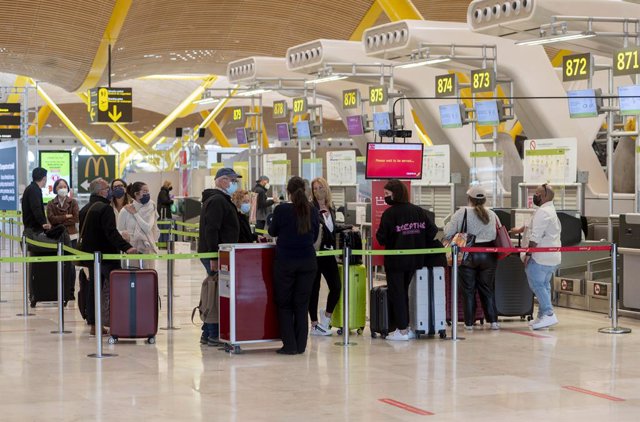Archivo - Viajeros con maletas en la terminal T-4 del Aeropuerto Adolfo Suárez Madrid-Barajas.