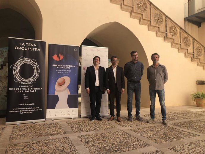 Archivo - El conseller de Fondos Europeos, Universidad y Cultura, Miquel Company; el teniente de alcalde de Cultura y Bienestar Social del Ayuntamiento, Antoni Noguera; el gerente de la Simfnica, Pere Malondra, y el director de la Orquesta, Pablo Mielg