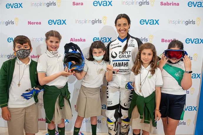 Sara García, piloto de Dakar, en un taller con niños de Evax e Inspiring Girls