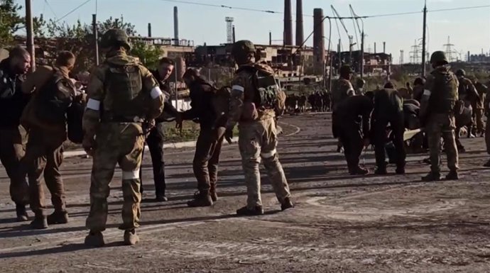 Imatge dels militars ucranesos que s'han rendit a Mariúpol