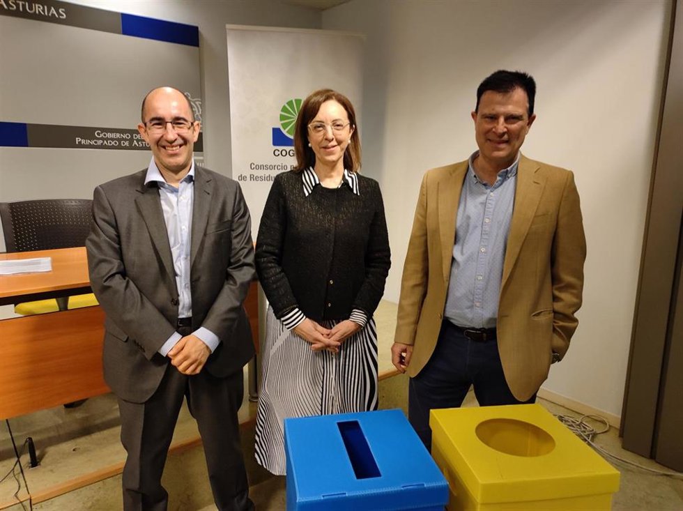 El director general de Calidad Ambiental y Cambio Climático, Pablo Álvarez Cabrero; la gerente de Cogersa, Paz Orviz, y el director de zona norte de Ecoembes, Fernando Blázquez.