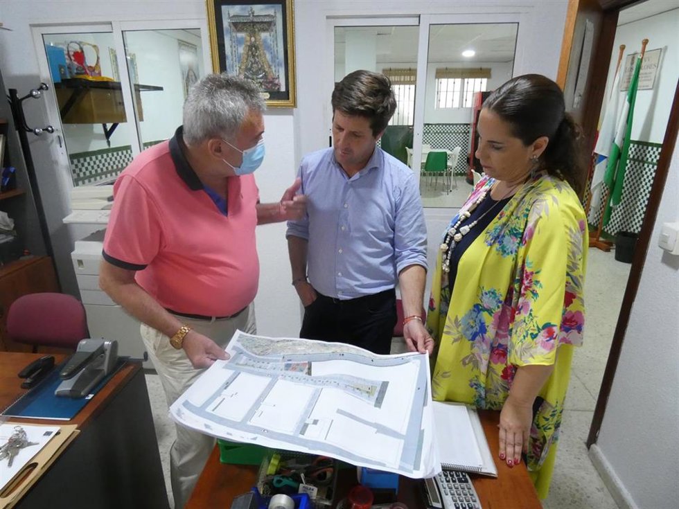 Guillermo García de Longoria, portavoz de Cs en el Ayuntamiento de Huelva, y Noelia Álvarez, viceportavoz, junto con vecinos de Los Dolores.
