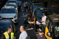 Los taxistas rodean el Parlament en protesta por la regulación de las VTC
