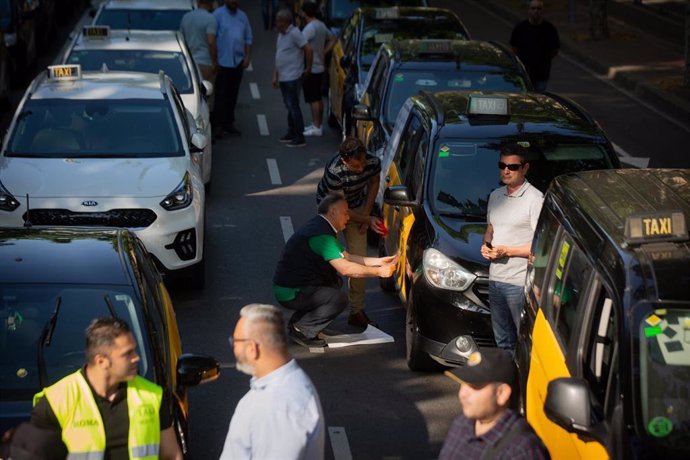 Marcha lenta de taxistas contra los VTC, a 18 de mayo de 2022, en Barcelona, Catalunya (España). 