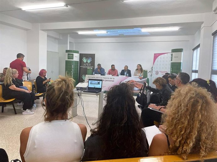 Mesa redonda de Prodetur destinada a mejorar la competitividad de autónomos, celebrada en La Algaba.