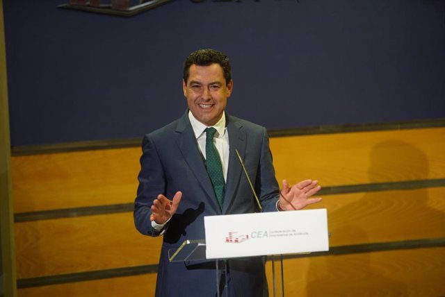 El presidente de la Junta de Andalucía y candidato del PP-A a la reelección, Juanma Moreno, este miércoles en la sede de la Confederación de Empresarios de Andalucñia (CEA), en Sevilla