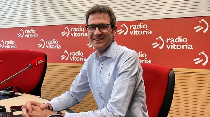 El alcalde de Vitoria-Gasteiz, Gorka Urtaran, entrevistado en Radio Vitoria
