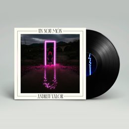 Portada del álbum 'Un nou món' de Andreu Valor, diseñada por Enric Alepuz y que cuenta con la fotografía de Rafa Cortés y el diseño de iluminación de Daniel Serrano.