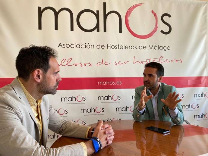 El concejal de Turismo, Jacobo Florido, y el presidente de Mahos, Javier Frutos, en una reunión