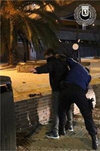 Detenido un menor por patear la cabeza a un hombre que estaba inconsciente en el suelo