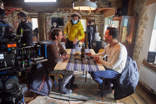 El director de 'En otro lugar',  Jesús del Cerro, da indicaciones a los actores durante el rodaje de la película en Cantabria.