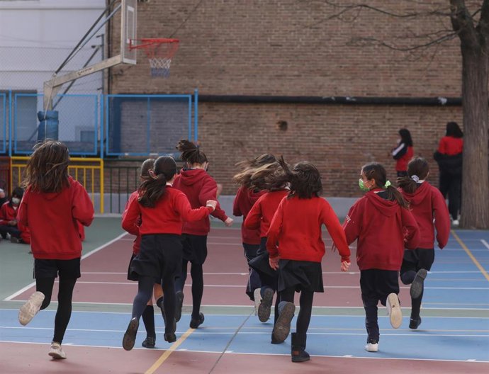 Archivo - Un grupo de niños corren en el patio del colegio, en el colegio Blanca de Castilla, a 10 de febrero de 2022, en Madrid (España).
