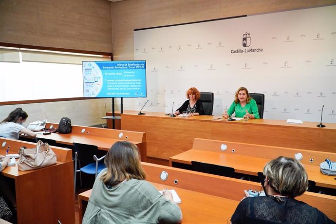 La consejera de Educación, Cultura y Deportes, Rosa Ana Rodríguez, presenta, en rueda de prensa, la nueva oferta educativa de Formación Profesional de Castilla-La Mancha.