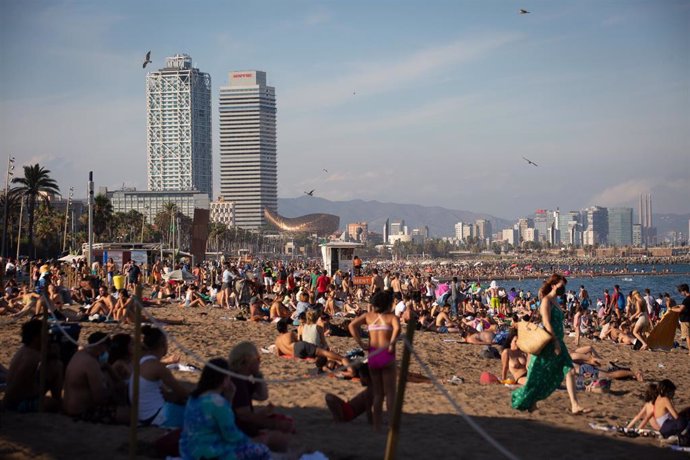 Archivo - La playa de la Barceloneta, a 5 de agosto de 2021, en Barcelona, Catalunya (España). 