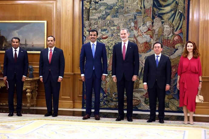 El Rey Felipe y el emir de Catar, Tamim Bin Hamad Al Thani, posan durante la audiencia con sus respectivos ministros de Exteriores y embajadores, a 17 de mayo de 2022, en Madrid (España).