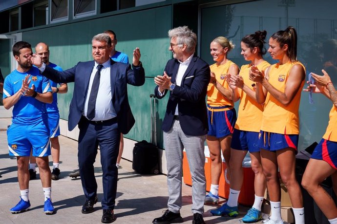 El presidente del FC Barcelona, Joan Laporta, visita al Bara Femení para darles ánimos antes del viaje a Turín para la disputa de la final de la Liga de Campeones femenina