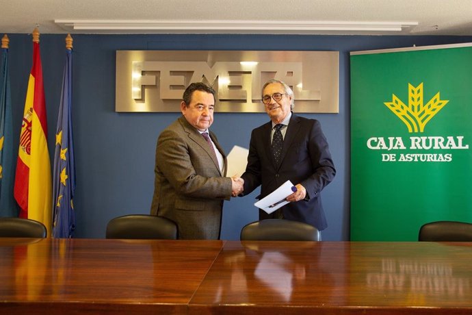 El presidente de Caja Rural de Asturias, Fernando Martínez y el presidente de Femetal, Antonio Fernández-Escandón.