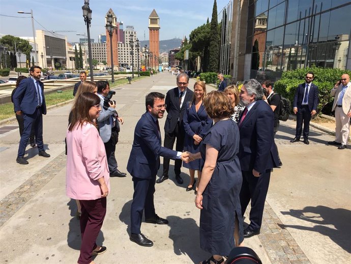 El presidente de la Generalitat, Pere Aragons, saludando a la alcaldesa de Barcelona, Ada Colau, ante la mirada de la consellera de Investigación y Universidades, Gemma Geis