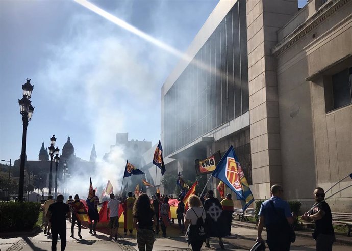 Archivo - Manifestación en plaza España de Barcelona por el Día de la Hispanidad en 2021