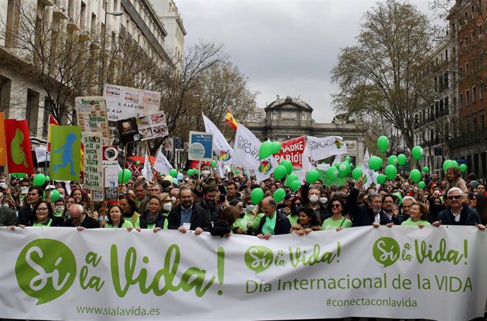Archivo - Varias personas, con globos verdes, banderas de España y una pancarta que reza 'Sí a la vida!', marchan en una manifestación provida, a 27 de marzo de 2022, en Madrid.
