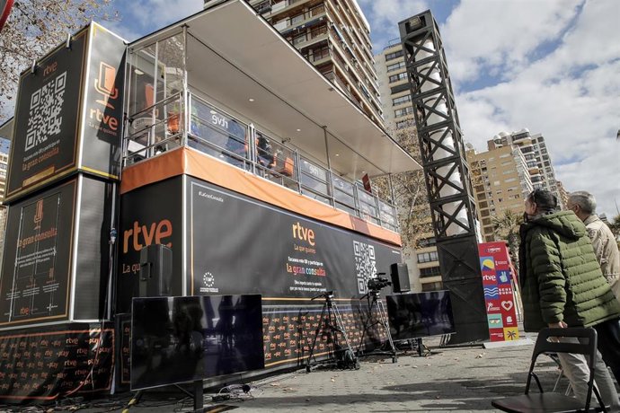 Archivo - El estudio móvil de La Gran Consulta de RTVE durante su visita a Benidorm, en el marco del Benidorm Fest 2022, a 25 de enero de 2022, en Benidorm, Alicante, Comunidad Valenciana (España). Su llegada a esta ciudad alicantina es la decimocuart