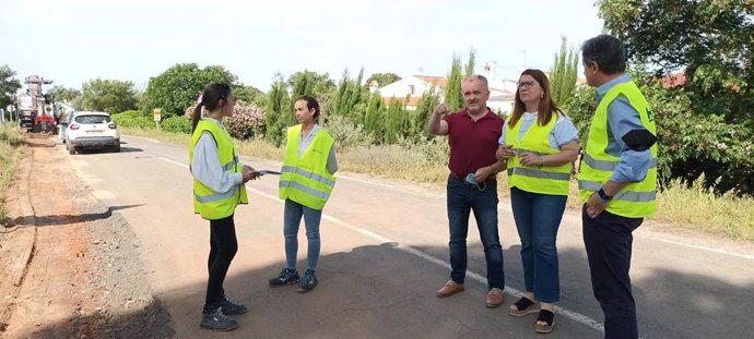La diputada responsable del Área de Carreteras de la Diputación de Huelva, Rosa Tirador, junto con el alcalde de Beas, Diego Lorenzo Becerril, han visitado las obras de la carretera con Fuente de la Corcha.