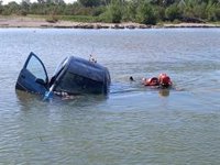 Bomberos de DPZ se forman en rescates de personas en vehículos semisumergidos y en el uso de barcas sin motor