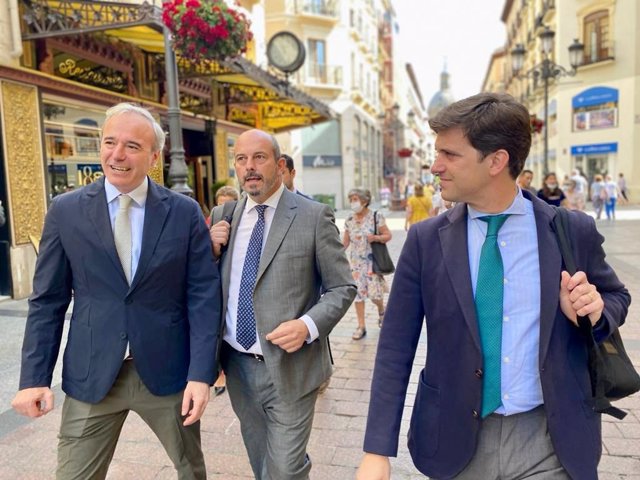 El presidente del PP-Aragón, Jorge Azcón, paseo por el centro de Zaragoza con el vicesecretario general de Política Autonómica y Local del PP, Pedro Rollán