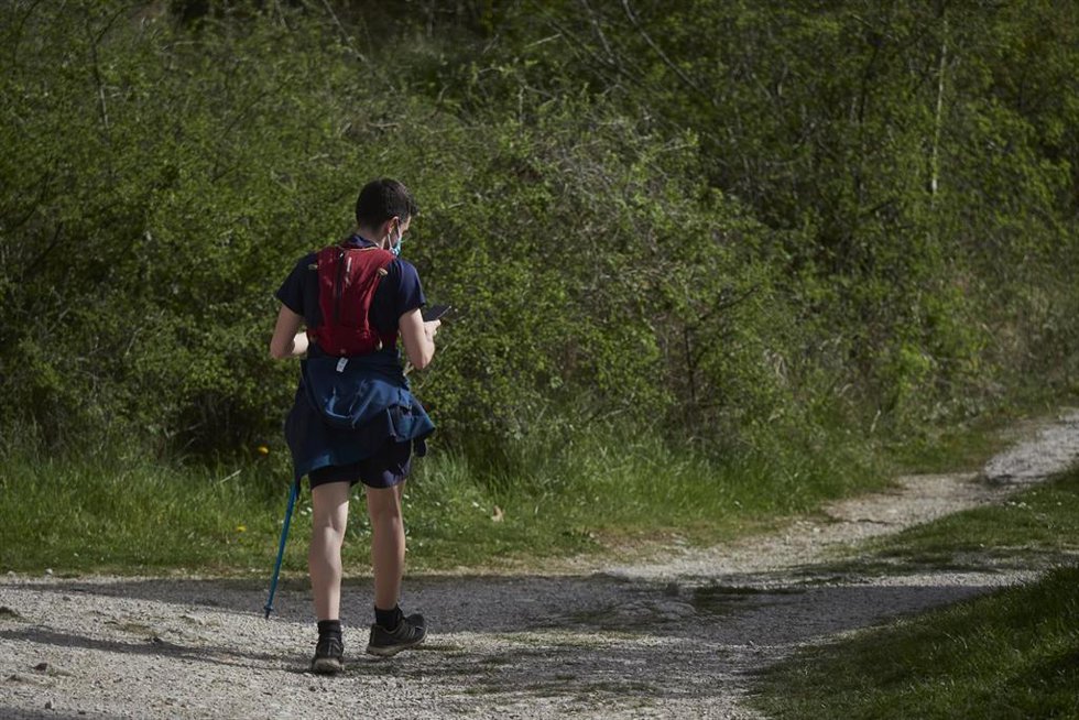Archivo - Un peregrino realiza el Camino de Santiago a su paso por Navarra.