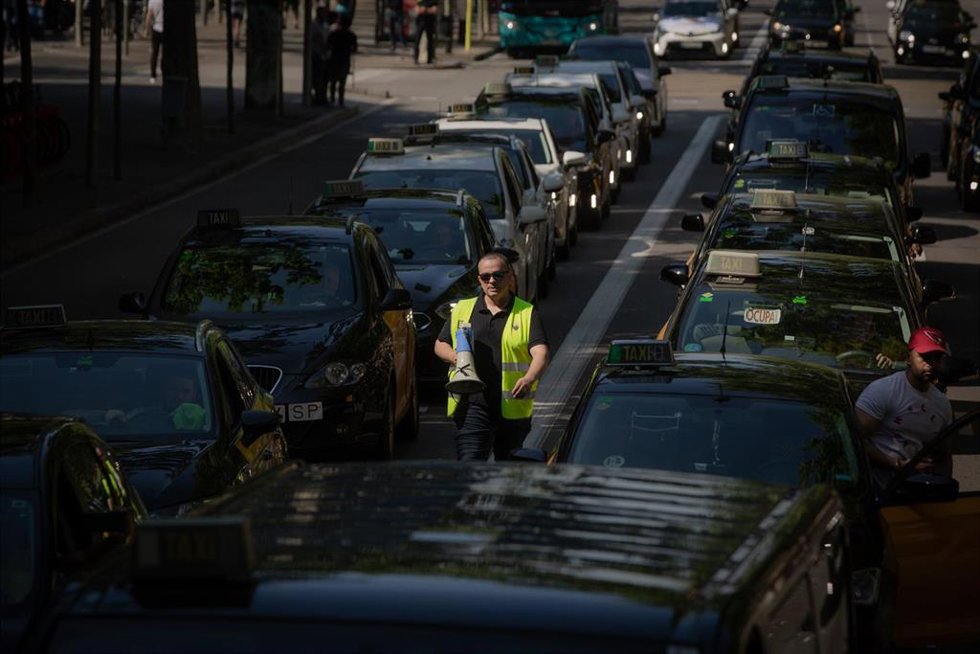 Un taxista en una marcha lenta de taxistas contra los VTC, a 18 de mayo de 2022, en Barcelona, Catalunya (España). 