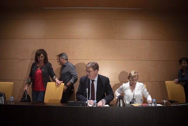 El president de la Generalitat y secretario general del PSPV-PSOE, Ximo Puig (c), y la hasta ahora consejera de Sanidad, Ana Barceló (d), durante la reunión del Grupo Socialista en Les Corts Valencianes