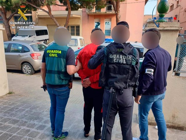 Un detenido en la operación de la Guardia Civil y la Gendarmería francesa que se ha saldado con 10 personas arrestadas por presuntamente traficar con drogas entre Figueres (Girona) y Lyon (Francia).