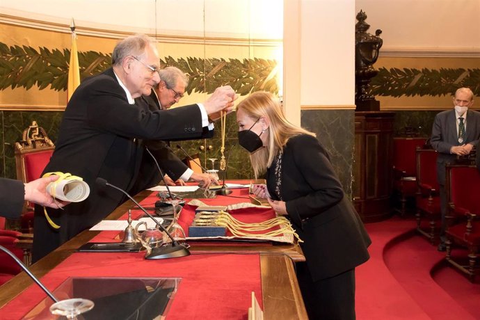 La doctora Ayuso recibe la medalla y el diploma como nueva académica correspondiente de la RANME.