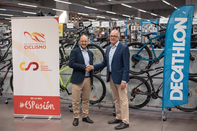 José María Joya, director comercial de Ciclismo de Decathlon España, y el presidente de la Real Federación Española de Ciclismo (RFEC), José Luis López Cerrón.