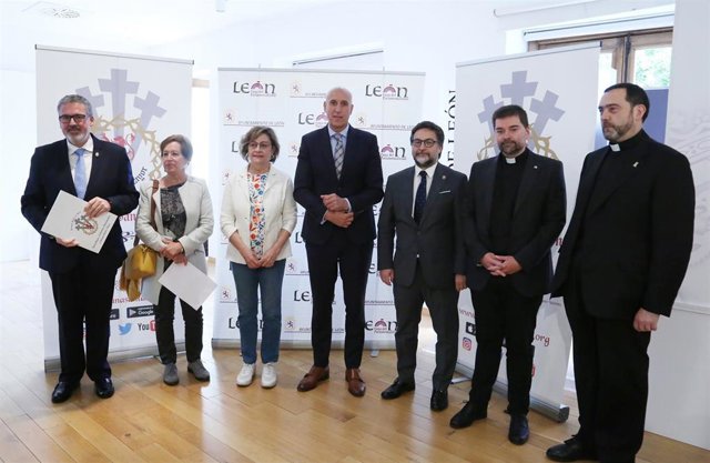 El alcalde de León, José Antonio Diez, -en el centro- encabezó la presentación del 33 Encuentro Nacional de Cofradías Penitenciales.