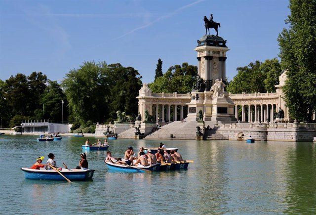 Varias personas disfrutan en las barcas de El Retiro en día en que España ha comenzado a sufrir un "importante" episodio cálido con temperaturas de pleno verano, a 17 de mayo de 2022, en Madrid (España). Algunas zonas de la península rozarán los 40 grados