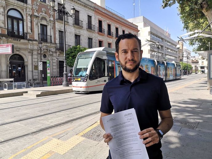 El portavoz de IU-Podemos en el Ayuntamiento, Daniel González Rojas, junto a la estación del tranvía en la Plaza Nueva.