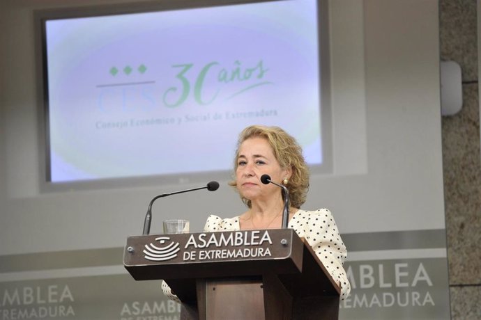 La presidenta del CES, Mercedes Vaquera, en el acto por el 30 aniversario celebrado en la Asamblea.