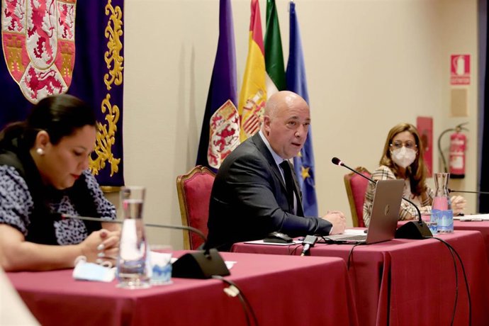 El presidente de la Diputación de Córdoba, Antonio Ruiz, preside el Pleno de la institución provincial.