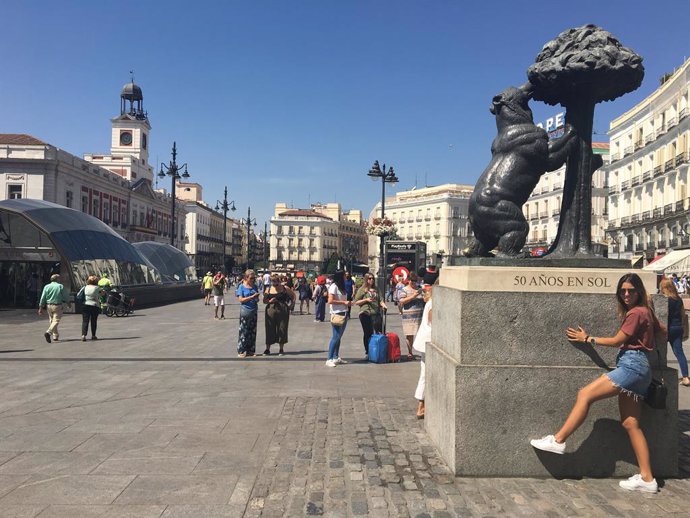 Archivo - Fotos de recurso de una turista haciéndose fotos en la Puerta del Sol, en Madrid.